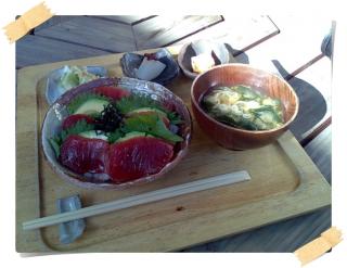 マグロとアボカドのカリフォルニア丼